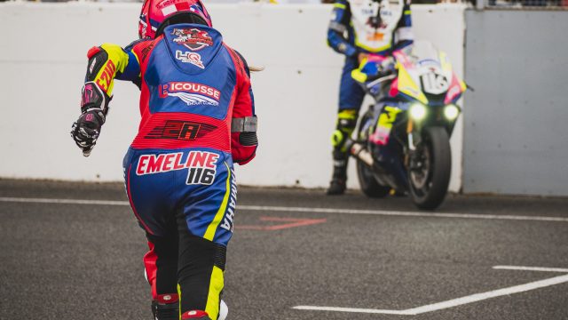 course de moto sur circuit avec emeline moto team 17