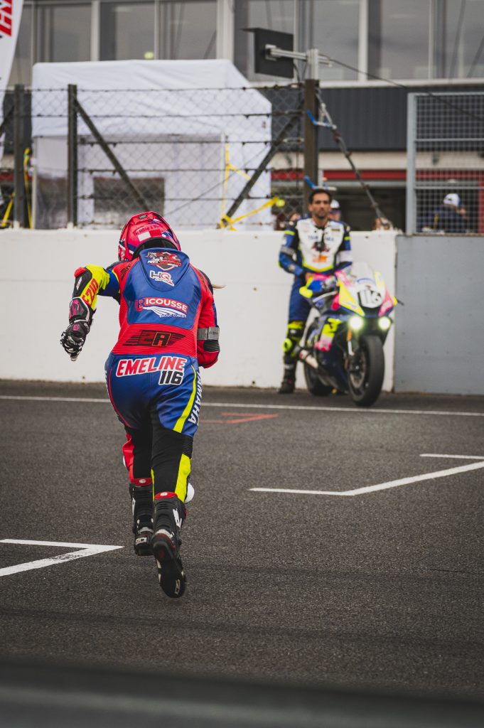 course de moto sur circuit avec emeline moto team 17