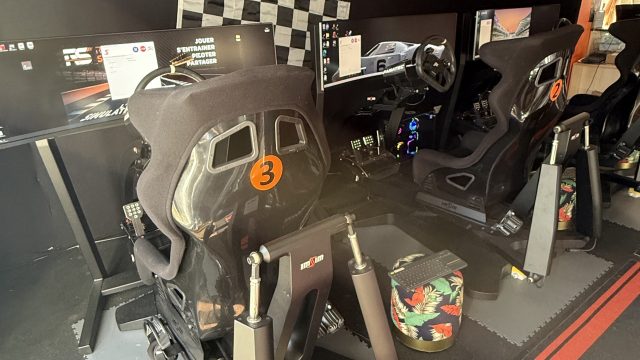 Découvrez Racing Sensations : coaching pilotage automobile sur simulateurs professionnels INSIM, circuits mythiques, budget maîtrisé et plaisir garanti entre passionnés avec pitlane et paddock