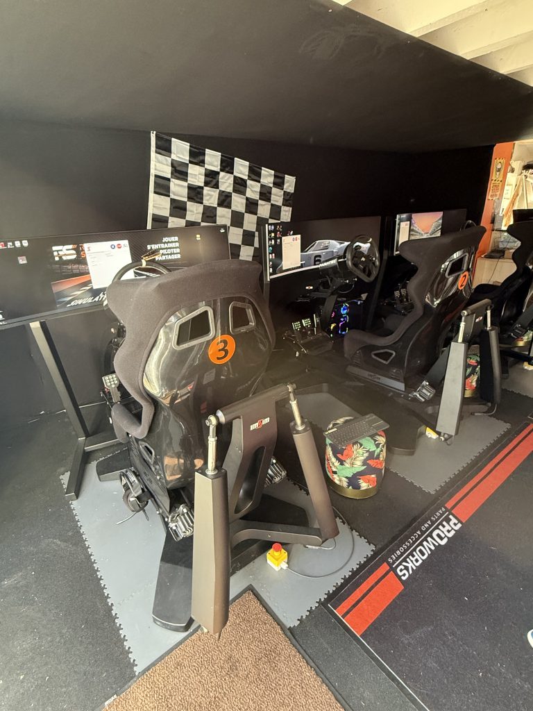 Découvrez Racing Sensations : coaching pilotage automobile sur simulateurs professionnels INSIM, circuits mythiques, budget maîtrisé et plaisir garanti entre passionnés avec pitlane et paddock