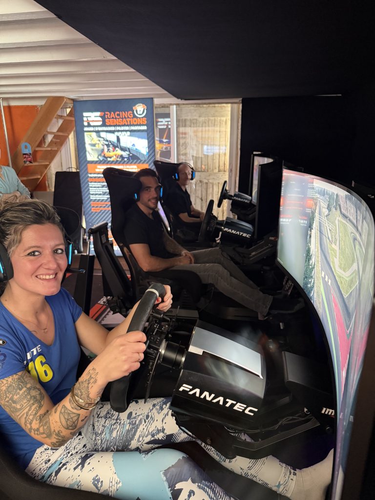 Découvrez Racing Sensations : coaching pilotage automobile sur simulateurs professionnels INSIM, circuits mythiques, budget maîtrisé et plaisir garanti entre passionnés avec pitlane et paddock
