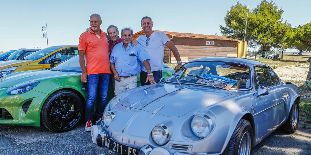 Samedi 9 juillet 2022: Rencontre ALPINE PASSION 17 avec la présence de trois anciens pilotes de rallyes professionel (Ragnotti,Oreille et Polo tous anciens pilote de la marque Renault)
(Jean Ragnotti, Sylvain Polo et Alalin Oreille avant la pause déjeuner à Port des Barques)
Photo Romuald Augé